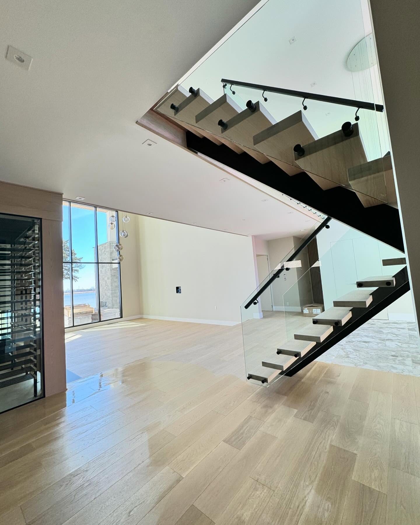 Intérieur lumineux avec escalier
