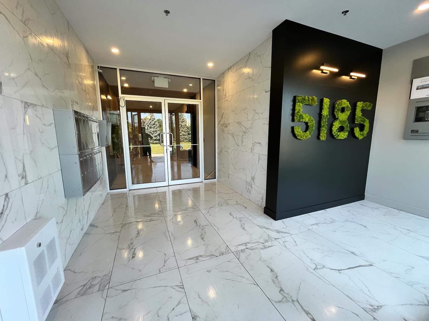 Hall commercial — finitions marbre